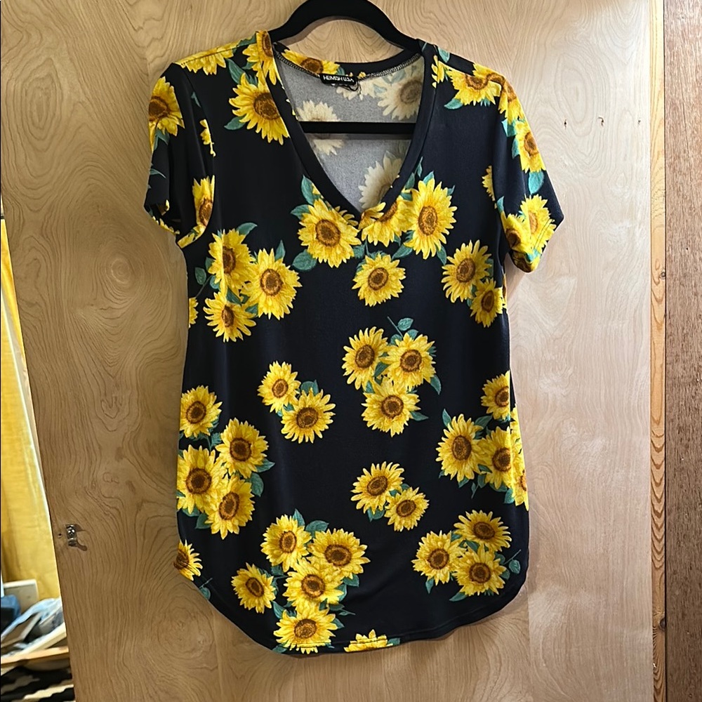 HEIMISH USA Black and Yellow Sunflower Short Sleeve Tee
